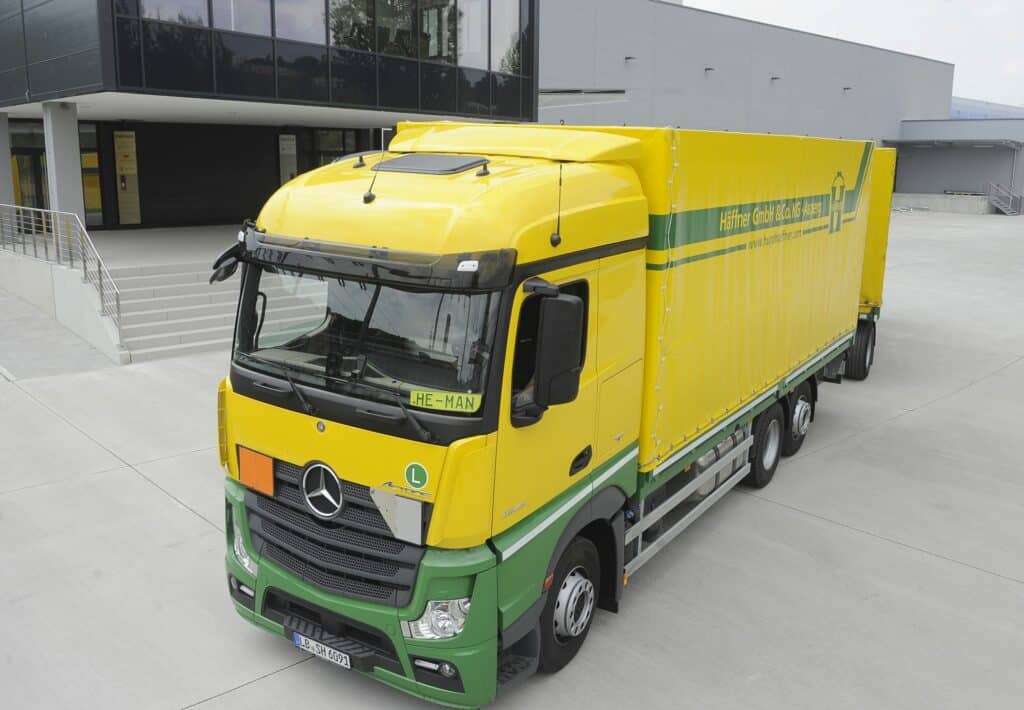 Bild eines LKW von der Häffner GmbH & Co.KG steht für den Logistik-Case von QUANTO Solutions bei Häffner