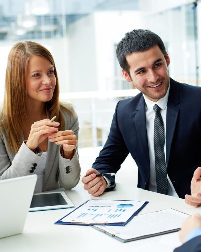 Stockbild Consultinggespräch mit einer Beraterin und einem Berater