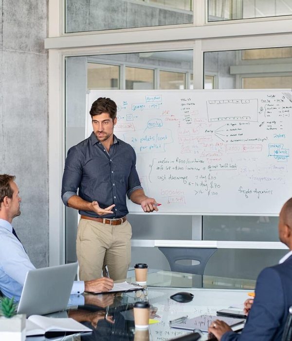 Stockbild Meeting mit Whiteboard Notizen in einem modernen Meetingraum